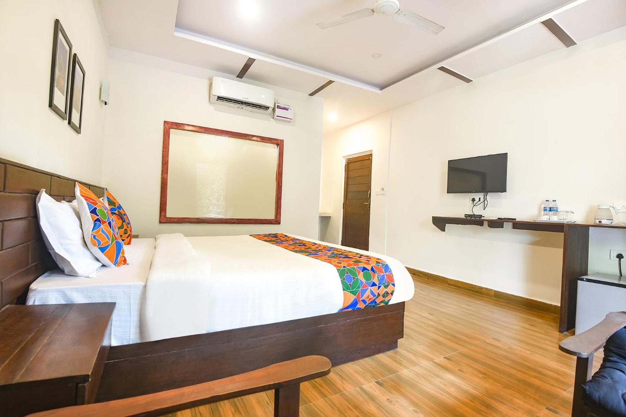 Fabhotel La Volga - Nr Morjim Beach Bagian luar foto