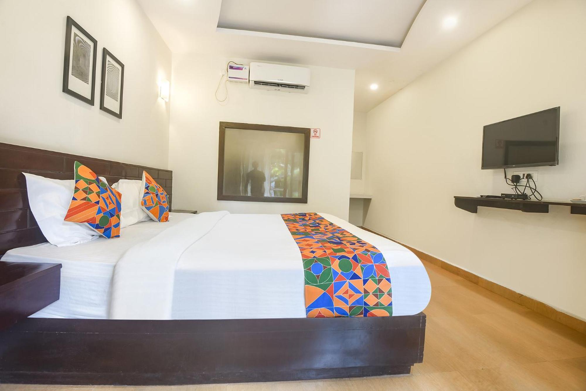 Fabhotel La Volga - Nr Morjim Beach Bagian luar foto