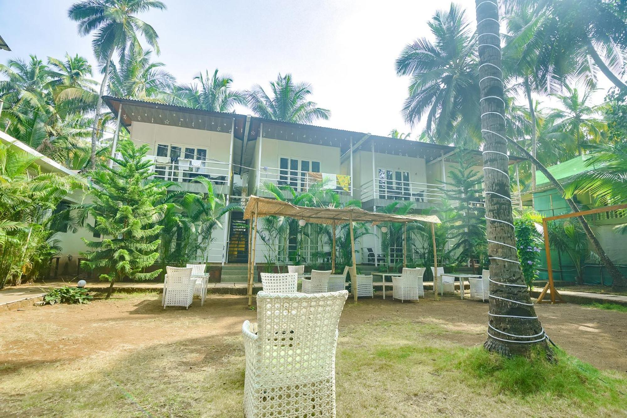 Fabhotel La Volga - Nr Morjim Beach Bagian luar foto