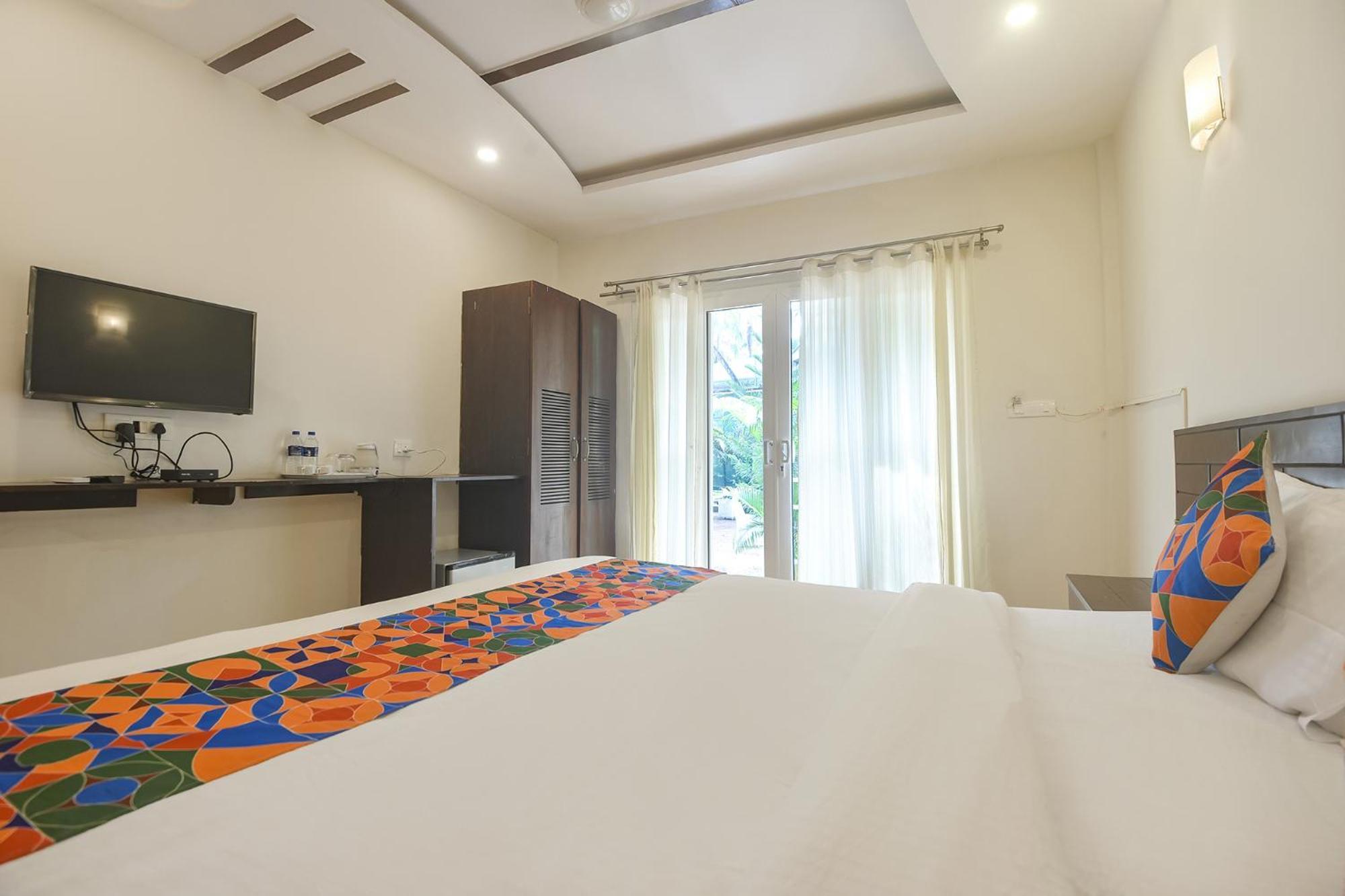 Fabhotel La Volga - Nr Morjim Beach Bagian luar foto